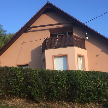Baranya Apartman Ata Екстер'єр фото