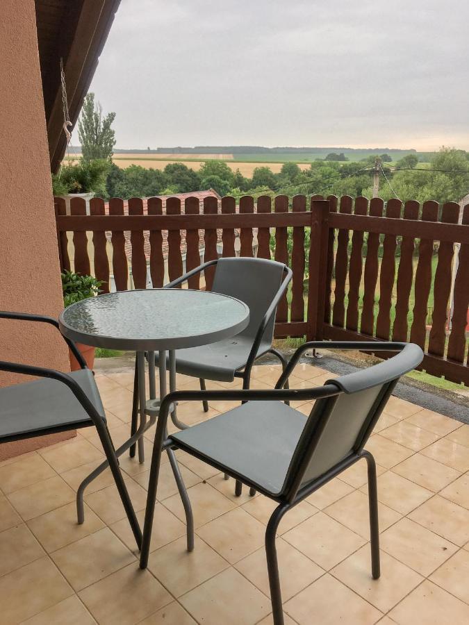 Baranya Apartman Ata Екстер'єр фото