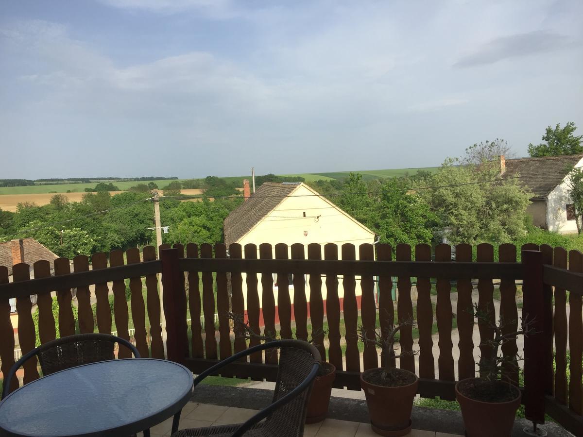 Baranya Apartman Ata Екстер'єр фото